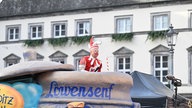 Der Hoppeditz in seinem Senftopf auf dem Düsseldorfer Marktplatz am 11.11.