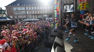 Party aauf und vor der Bühne am Marktplatz in Düsseldorf am 11.11.