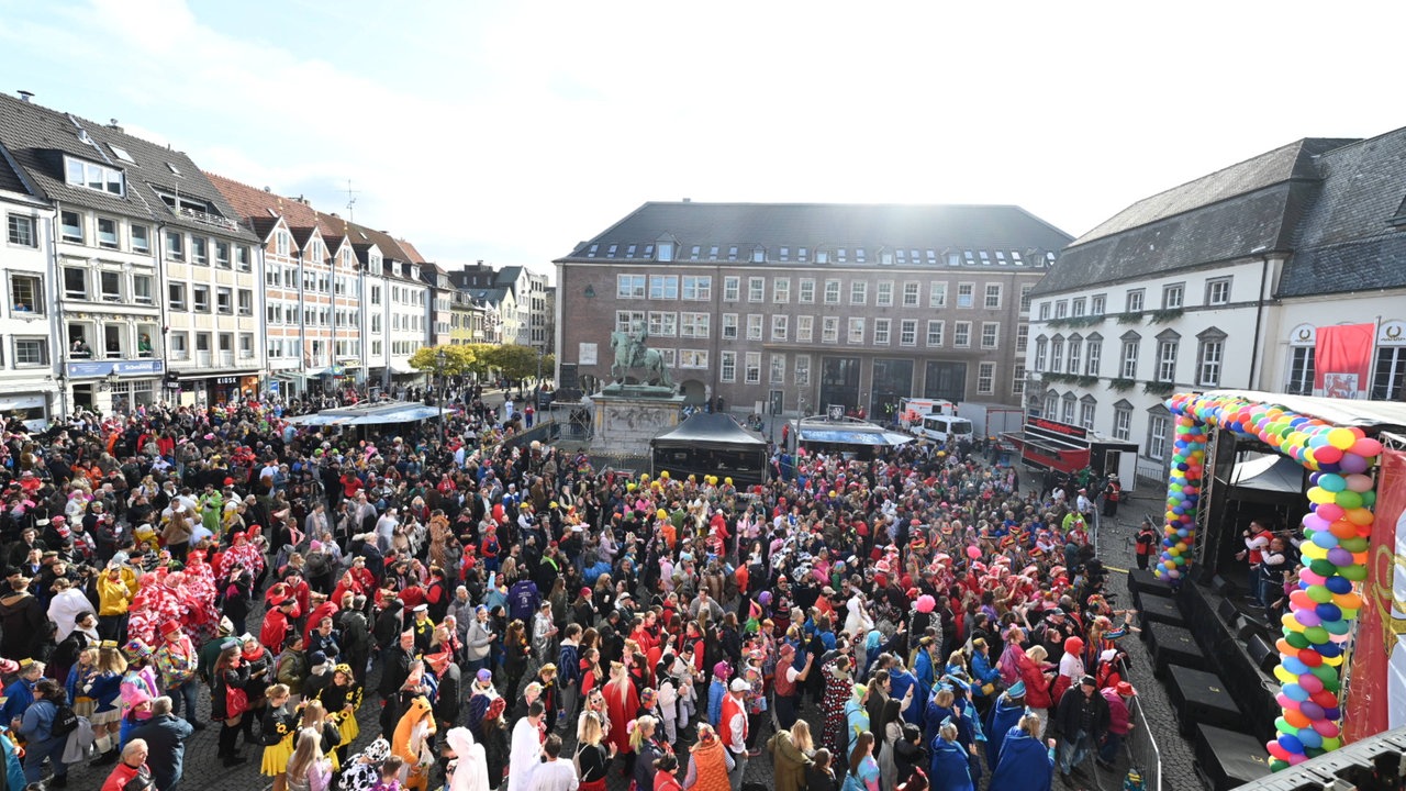 Voller Marktplatz in Düsseldorf am 11.11.