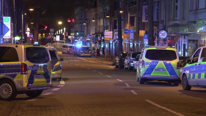 Polizeiwagen säumen eine Straße