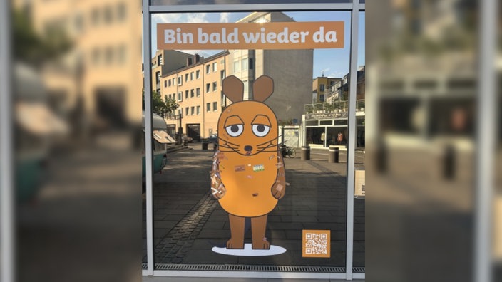 Aufkleber mit der Ankündigung, dass die Maus bald wieder da ist