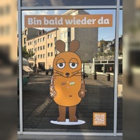 Aufkleber mit der Ankündigung, dass die Maus bald wieder da ist