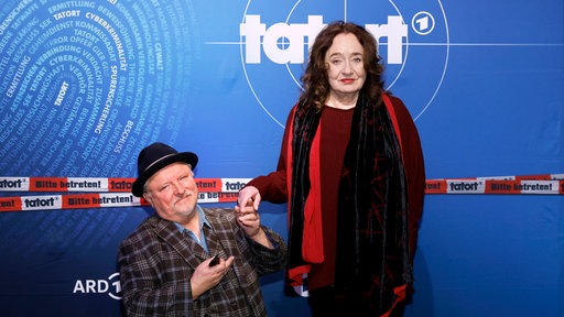 Die Tatsortschauspieler Mechthild Großmann (r.) und Alex Prahl (l.) bei der Vorab-Premiere des Münsteraner Tatorts am 25. November 2025 im Cineplex Münster