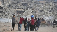 Vertriebene Palästinenser, die vor den laufenden israelischen Militäroperationen geflohen sind