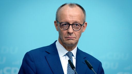 Bundeskanzler Friedrich Merz vor zwei Mikrofone nach Präsidiumsklausur