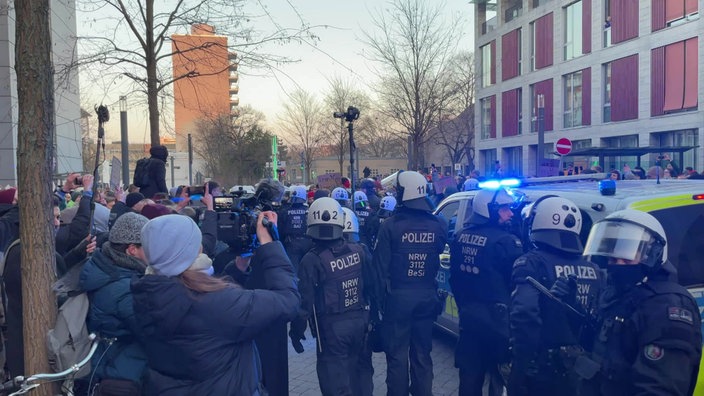 Protest gegen Unions-Kanzlerkandidat Friedrich Merz beim Besuch in der Kölner Uni-Klinik