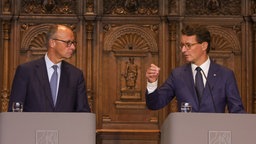 Bundeskanzler Merz und NRW-Ministerpräsident Wüst bei der gemeinsamen Pressekonferenz