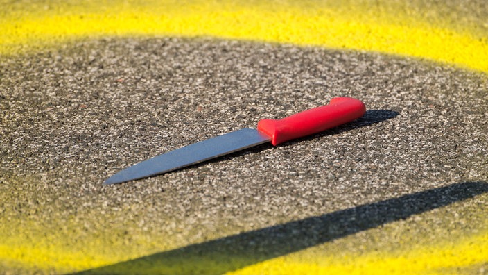 Ein Messer liegt auf dem Boden, der als Tatort markiert ist, Symbolbild