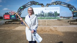 Agnes Heftberger, CEO von Microsoft Deutschland & Österreich, mit Spaten auf der Baustelle des neuen Microsoft Data Center in Bergheim