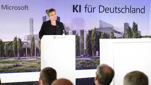 Mona Neubaur, stellvertretende Ministerpräsidentin und Wirtschaftsministerin des Landes NRW, spricht während der Grundsteinlegung für ein neues Microsoft-Datenzentrum