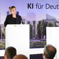 Mona Neubaur, stellvertretende Ministerpräsidentin und Wirtschaftsministerin des Landes NRW, spricht während der Grundsteinlegung für ein neues Microsoft-Datenzentrum