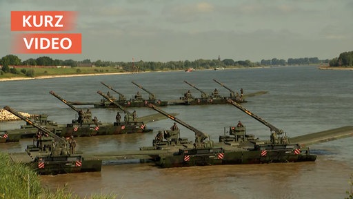 Groß angelegte Militärübung am Niederrhein; Soldaten üben, den Rhein zu überqueren