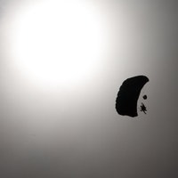 Ein Fallschirmspringer ist über dem Flugplatz in Bad Sassendorf  am Himmel zu sehen