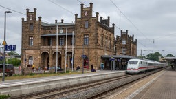 Ein ICE steht auf den Gleisen am Bahnhof Minden.
