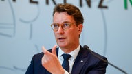 NRW Ministerpräsident Hendrik Wüst gestikuliert bei einer PK am 17.06.2025