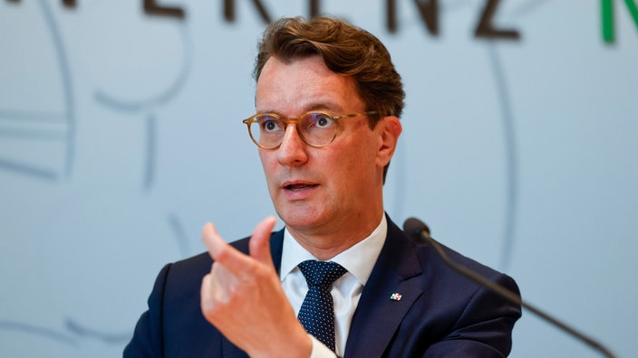 NRW Ministerpräsident Hendrik Wüst gestikuliert bei einer PK am 17.06.2025