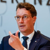 NRW Ministerpräsident Hendrik Wüst gestikuliert bei einer PK am 17.06.2025