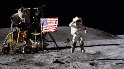 Astonaut John W. Young läuft auf der Mondoberfläche