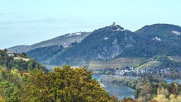 Blick auf den Rhein mit der Insel Nonnenwerth und dem Drachenfels im Siebengebirge