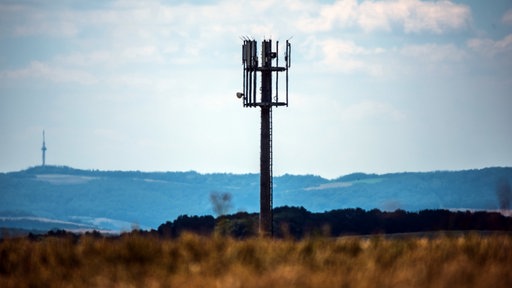 Ein Mobilfunkmast steht auf einer Anhöhe
