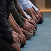Muslime beten am 03.10.2017 beim Mittagsgebet am Tag der offenen Moschee in der der Zentralmoschee in Köln-Ehrenfeld