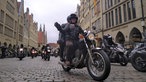 Auf dem Prinzipalmarkt in Münster fahren mehrere Motorräder.