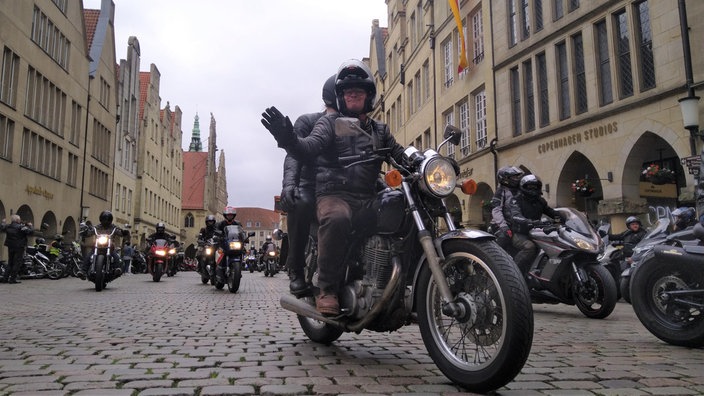 Auf dem Prinzipalmarkt in Münster fahren mehrere Motorräder.
