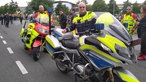 Zwei Einsatzkräfte posieren mit ihren Dienstmotorrädern für ein Foto. 