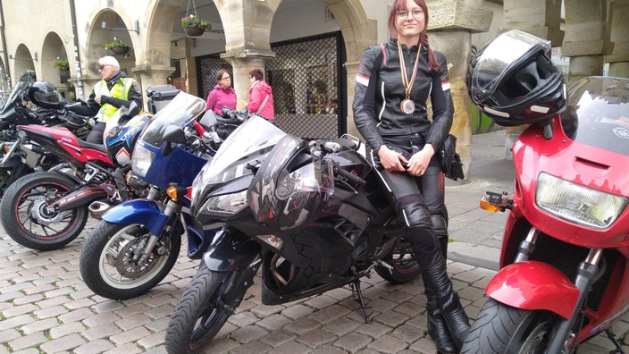 Annkathrin Seibt steht vor ihrer 300er Kawasaki - ein sportliches und modernes Motorrad.