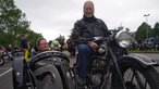 Ulrike und Martin Timmer sitzen in ihrem Motorrad