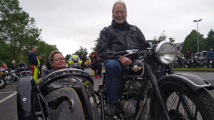 Ulrike und Martin Timmer sitzen in ihrem Motorrad