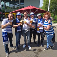 Fans von MSV Duisburg stehen mit Bier in der Hand vorm Stadion 