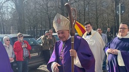Münsters Bischof Felix Genn im lila Bischofsgewand.