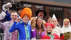 Fans in bunten Kostümen sorgen für besonderes Flair beim Start in Oelde