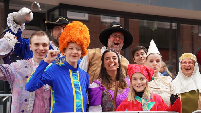 Fans in bunten Kostümen sorgen für besonderes Flair beim Start in Oelde