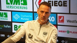 Alexander Ende bei einer Pressekonferenz