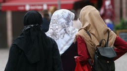 Muslima mit Burkas und Kopftüchern spazieren in der Innenstadt Frankfurt