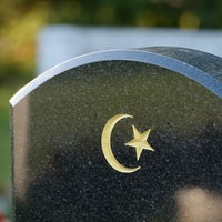 Ein Grabstein auf einem muslimischen Gräberfeld nahe Wolfenbüttel