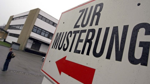 Früher normal: Hinweisschild mit der Aufschrift "Zur Musterung" vor einem Kreiswehrersatzamt