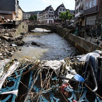 Freigelegte Gas-, Strom- und Telefonleitungen nach Hochwasser in Bad Münstereifel