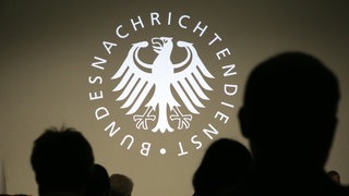 Geladene Gäste verfolgen die Eröffnung des Besucherzentrums vom Bundesnachrichtendienst
