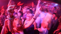 Tanzende Menschen in einem Nachtclub.
