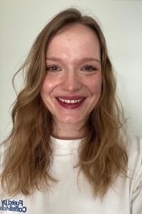 Das Bild zeigt die WDR-Reporterin Marie Roters