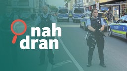 Mehrere Polizisten und Polizistinnen sichern eine Straße. 