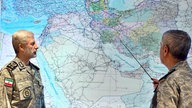 Armeebefehlshaber Amir Hatami vor einer digitalen Landkarte 