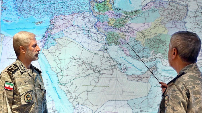 Armeebefehlshaber Amir Hatami vor einer digitalen Landkarte 