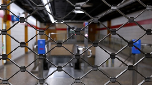 Ein Gitter ist an einer geschlossenen U-Bahn Haltestelle zu sehen