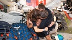 Crew der Artemis II umarmt sich in der Orion Raumkapsel