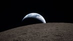Mond und Erde aus Sicht der Orion Raumkapsel