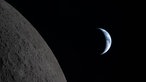 Die sichelförmige Erde verschwindet langsam hinter dem Mond